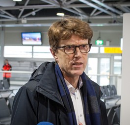 Engelbert Lütke Daldrup, Geschäftsführer der Berliner Flughafen Gesellschaft, erklärt im Flughafen Berlin-Schönefeld die geplanten Ausbau-Maßnahmen für den zukünftigen BER