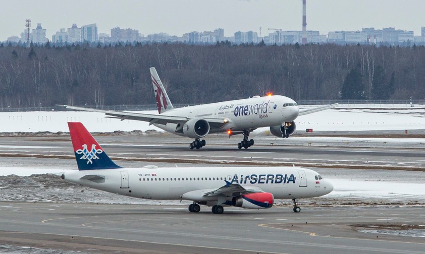 Flugzeuge von Qatar Airways und Air Serbia am Flughafen Moskau-Scheremetjewo (Archivbild aus 2022): Auch heute fliegen viele internationale Airlines nach Moskau.