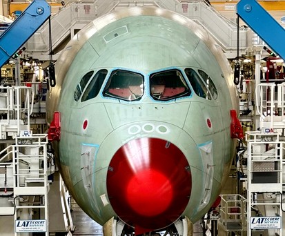 Die «Final Assembly Line» ist das Herz der Flugzeugproduktion von Airbus in Toulouse – hier werden einzelne Komponenten zum flugfähigen Jet. Unter der roten Nase sitzt das Radar, die Lackierung folgt später.