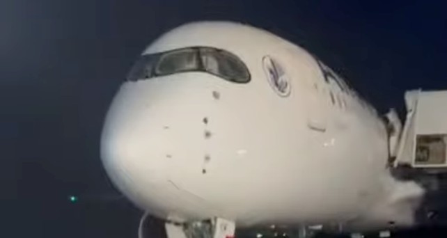 Airbus A350 von Air France nach der Landung in Abidjan: Die Passagiere konnten das Flugzeug über Treppen verlassen.