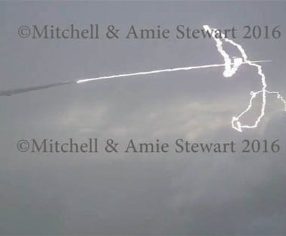 Blitz trifft Flügel einer Boeing 777