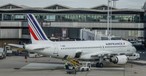 Ein Airbus A320 von Air France am Flughafen Orly: Ab 2026 will die Fluggesellschaft alle Flüge auf Charles de Gaulles konzentrieren.