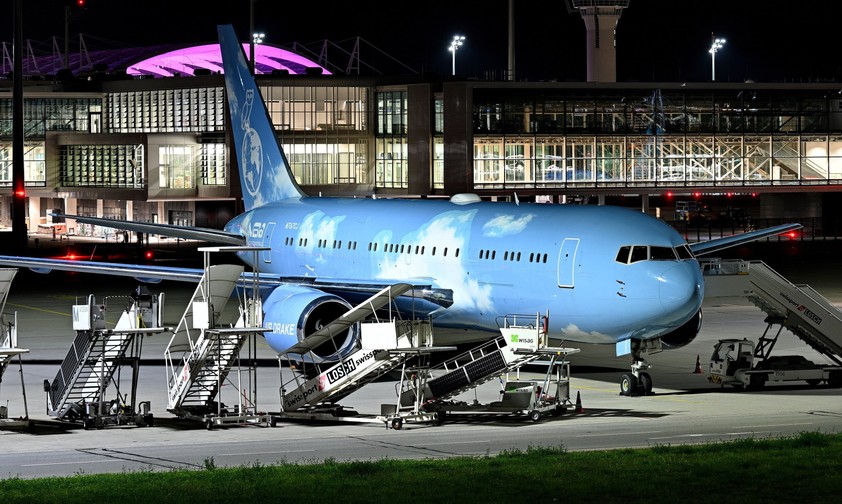 Air Drake in Hamburg: Das Flugzeug ist seit dem 21. September in Hamburg.