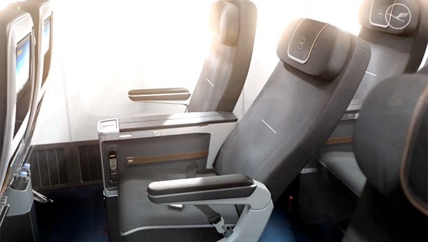 Die Rückenlehne lässt sich in der Premium Economy weiter nach hinten neigen und der Sitzabstand ist mit 97 Zentimetern deutlich größer als in der Economy.
