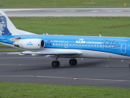 KLM Cityhopper würdigte den Gründer Anthony Fokker und das 100-jährige Bestehen der 1912 gegründeten Fokker-Werke auf der Fokker 70 mit dem Kennzeichen PH-KZU.