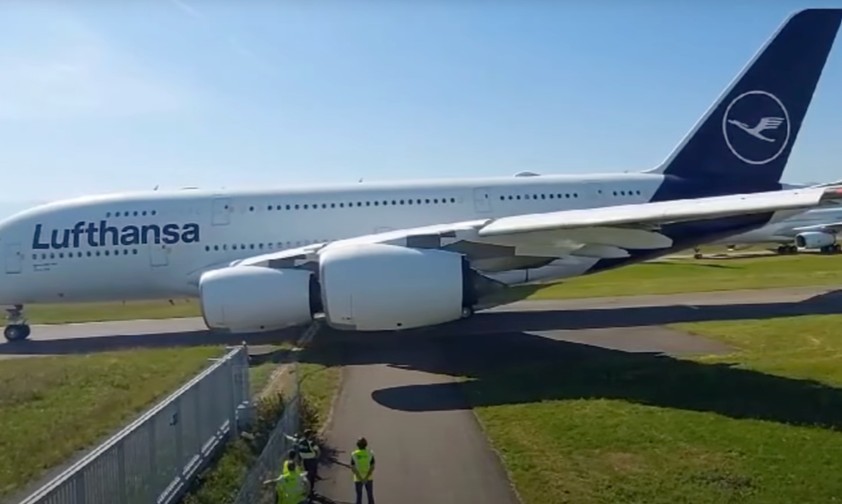 Die D-AIMC beim Abflug von ihrem Langzeitparkplatz Tarbes im Oktober 2023.