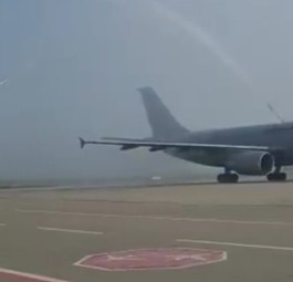 Der Airbus A310 mit dem Kennzeichen 10+23 wurde am Morgen des 3. September 2021 in Hannover mit Wasserfontänen verabschiedet: Nun wird er ein Restuarant.