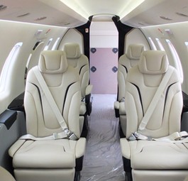 Ein Blick in Prototyp Nummer drei von Pilatus' PC-24 auf der Messe Ebace in Genf: Der Andrang war groß.