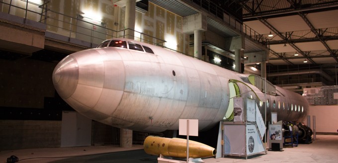 In einem Hangar am Flughafen Dresden steht das einzige Überbleibsel aus der Ära Baade 152. Der Rumpf mit der Nummer 11 hob nie ab und hat nie Flügel bekommen, wurde aber als einziges Bauteil vor der Verschrottung bewahrt.