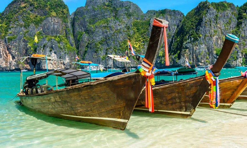 Boote am Strand in Thailand: Drei neue  Fluggesellschaften wollen bald starten.