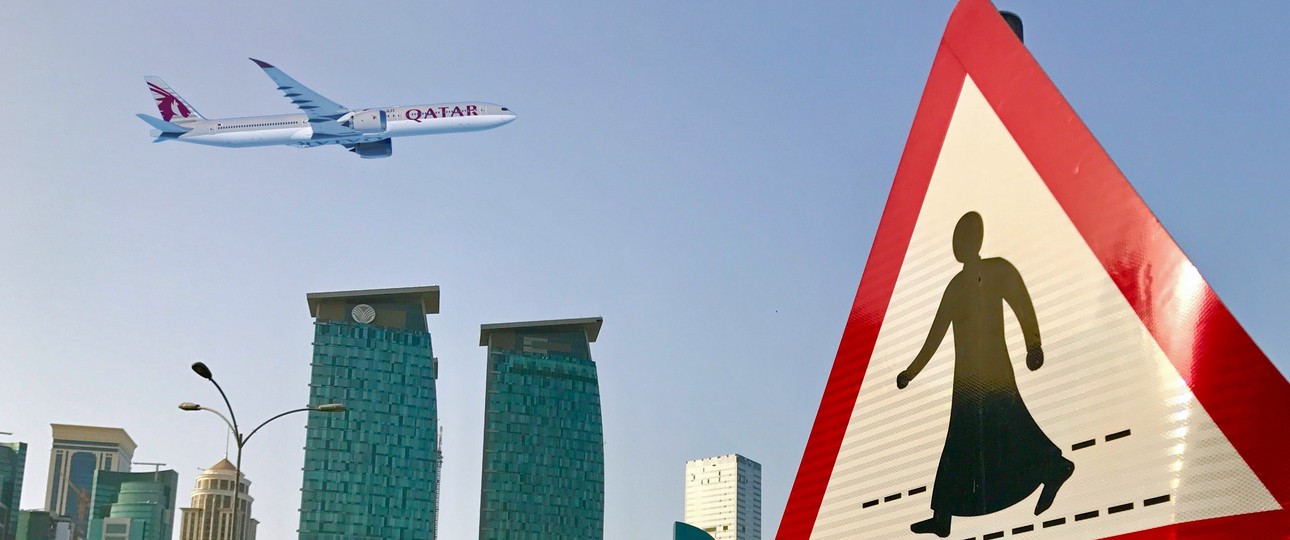 Boeing 777X von Qatar Airways über Doha (Montage): Die Airline stockt ihre Order auf.