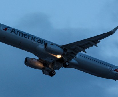 A321 von American Airlines: Ein Airbus dieses Typs rasierte einen Scheinwerfer ab.