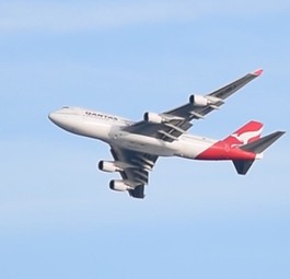 Boeing 747 von Qantas zeichnet Känguru an den Himmel