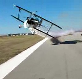 Das Moment vor dem Moment: Beinahe traf der Flieger die Filmerin.
