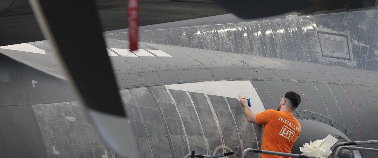 Beklebung einer Lockheed Martin C-130J der US Air Force mit dem Produkt von Micro Tau: Delta zieht nach.