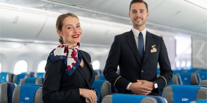 Flugleiterinnen tragen ein weißes Tuch mit roten Malven.