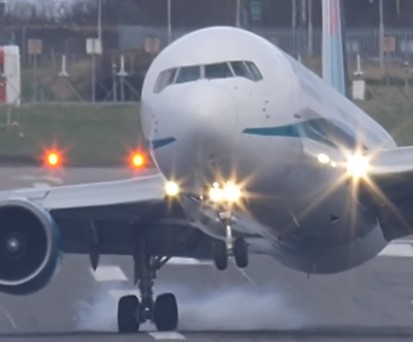 Boeing 767 bei der Landung: Starker Wind schleudert den Jet auf die Landebahn.