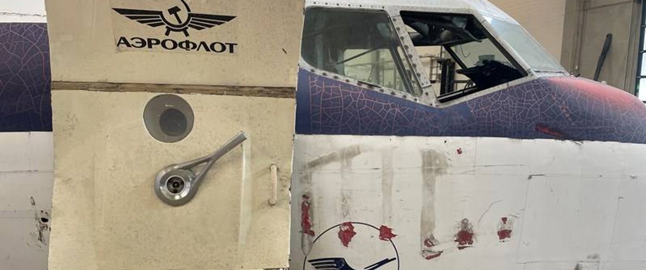 Die Hamburger Boeing 707: Für Aeroflot flog sie nie. Der Schriftzug an der Innenseite einer Kabinentür stammt von Filmaufnahmen. Von dem Jet werden unter anderem versteigert ...