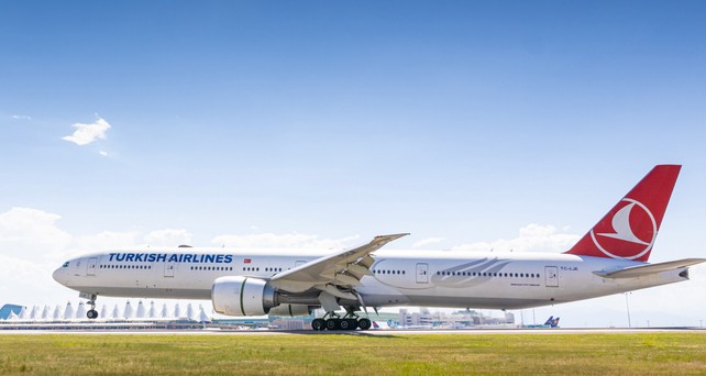 TC-LJE (hier in Denver): Die Boeing 777-300 ER stellte für Turkish Airlines einen Rekord auf. 