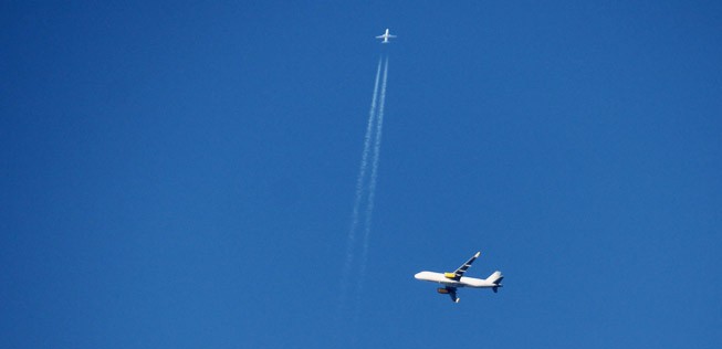 Flugzeug von Vueling (unten groß) und von Tuifly.
