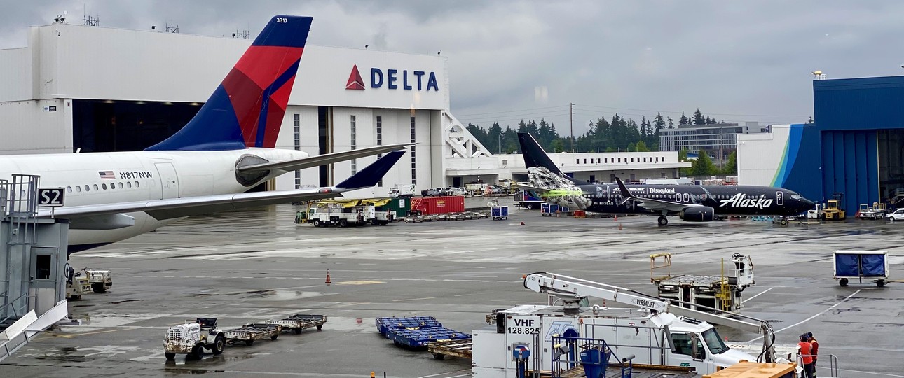 Flugzeuge von Delta Air Lines und Alaska Airlines am Flughafen Seattle (Archivbild): Aktuell kommt viel Treibstoff per Lkw.