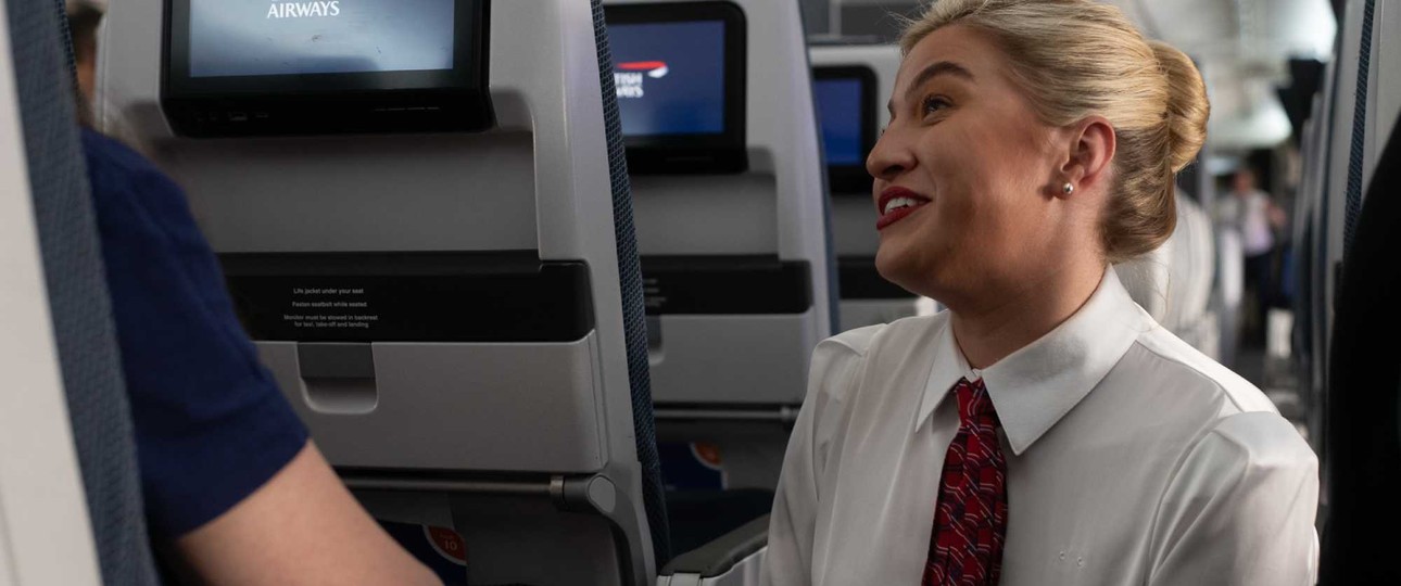 British Airways Kabinenpersonal in weißer Bluse: Der Stoff war vielen Beschäftigten zu dünn.