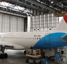 Airbus A319 von Chair Airlines: Zusammenstoß zwischen dem Flieger und einer Tür des Hangars.