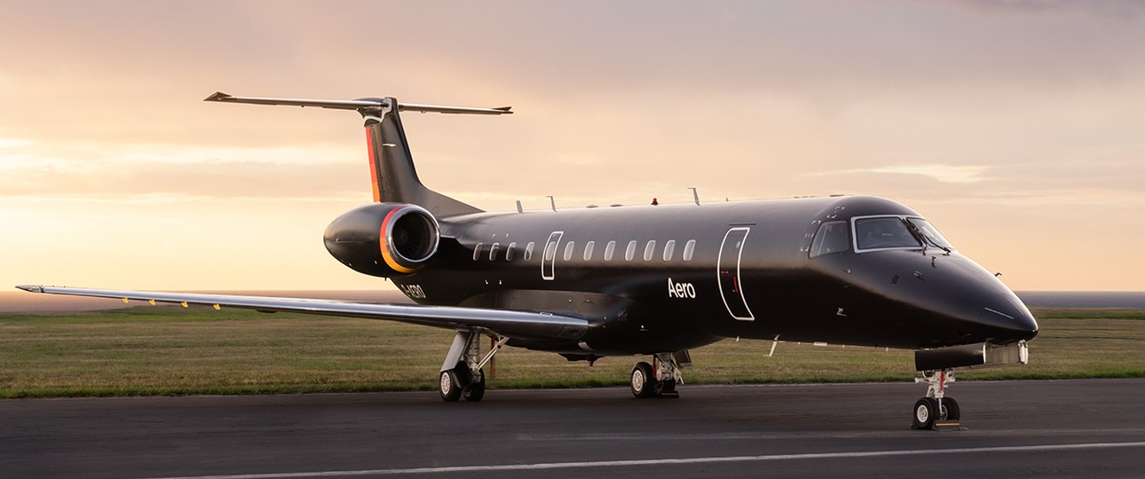 Embraer ERJ135: Aero Technologies' Flugzeuge haben ein fast komplett schwarzes Design.