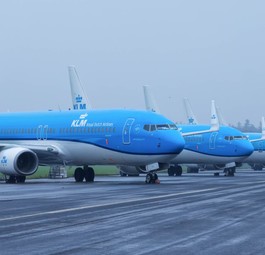 Boeing 737 der KLM: Insgesamt 15 Flugzeuge der KLM parken in Groningen.