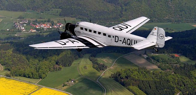 Ein bewegliches Denkmal im Einsatz: In der Ju 52 von 1936 kann man mittlerweile Rundflüge machen.