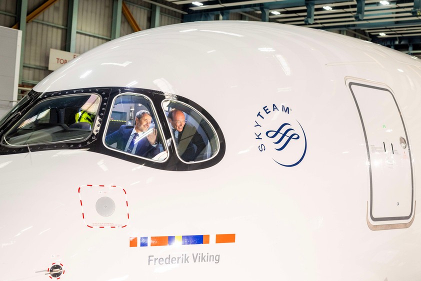 König Frederik X. von Dänemark und SAS-Chef Anko van der Werff im Cockpit des Airbus A350: Name zu Ehren des Regenten.