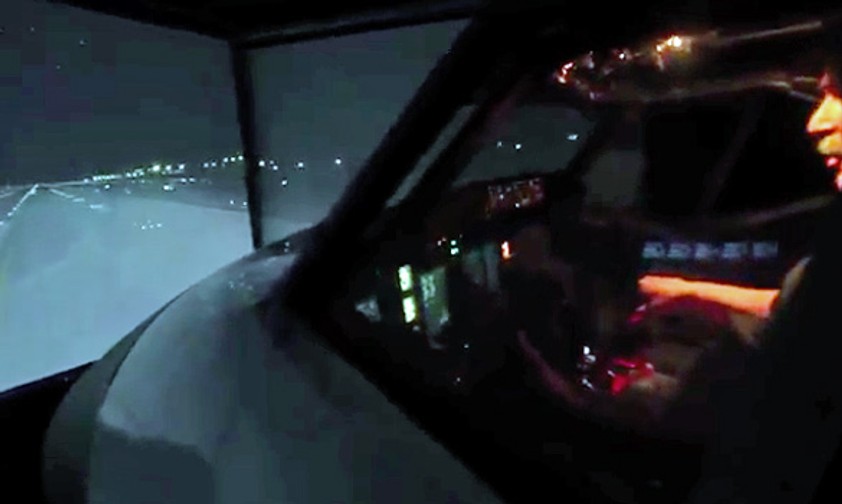 James Price in seinem Flugsimulator: In der Garage abheben.