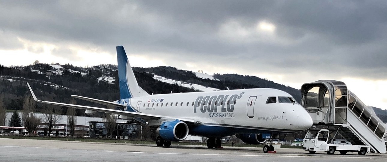Embraer E170 von People's: Die Airline schickt ihren Flieger zur Wartung.