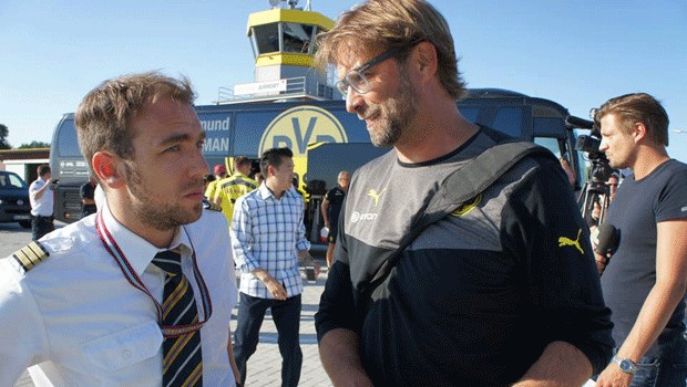 Der erste Fußballclub, der mit Intersky flog, war der BVB. Hier diskutiert Trainer Jürgen Klopp mit einem Piloten.