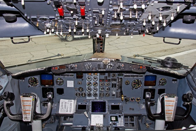 Im Cockpit ist noch ein halber Uhrenladen zu sehen.