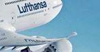 Auch der Schriftzug wird angepasst. «Die Schrift überall funktionieren – vom Flugzeug-Logo bis zu kleinen Angaben auf der Bordkarte. Das ist schwieriger, als man denkt», so Lufthansa.