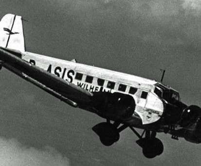 Der Kranich tritt bereits früh auf dem Leitwerk auf, aber noch ohne Umrandung.