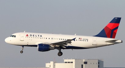 Airbus A319 von Delta Air Lines bei der Landung: Wurde von einem Feuerwerkskörper getroffen.