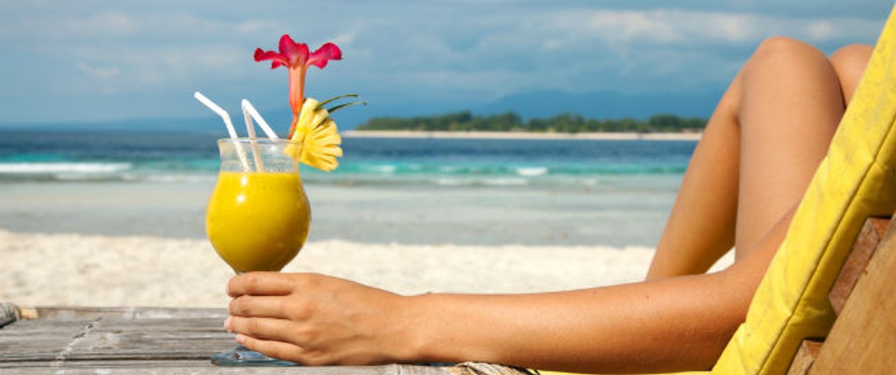 Drink im Urlaub: Der Genuss läßt sich mit ein paar Kniffen um ein paar Stunden im Flugzeug verlängern.