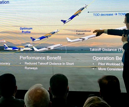 Farnborough: Embraers Arjan Meijer präsentiert das E2 Enhanced Take Off System.