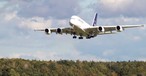 Die D-AIMB: Niedriger Überflug über den Flughafen Nürnberg.