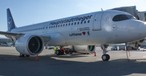 Lufthansas Airbus A320 Neo mit dem Kennzeichen D-AINZ und Spezialbeklebung in der Münchner Sonne: Der Jet ...