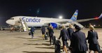 Condors letzter Passagierflug mit einer Boeing 767: Die Crew geht in Havanna zum Flieger mit dem Kennzeichen D-ABUK.