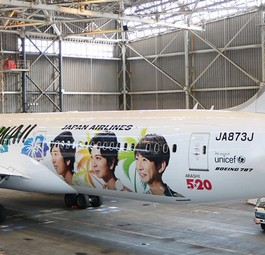 Boeing 787-9 von Japan Airlines: Auf dem Dreamliner ist die Boyband Arashi zu sehen.