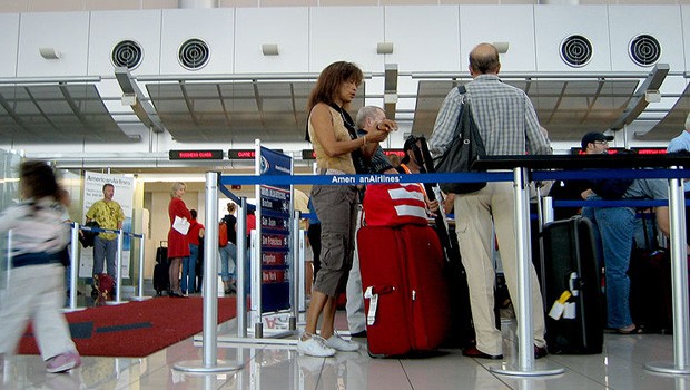 Angefangen beim Check-In: Trotz praktischer Online-Option muss man oft dennoch lange in der Schlange warten, um sein Gepäck abzugeben – und erhält oftmals sogar eine neue Bordkarte. Eine Selbsbedienungs-Gepäckabgabe würde Abhilfe schaffen.