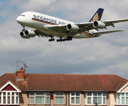 Ein Airbus A380 von Singapore Airlines bei der Landung in London: Sechs verschiedene Airlines schicken den Superjumbo im Winter in die britische Hauptstadt.