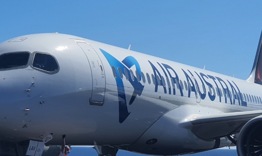 Ein Airbus A220 von Air Austral: Die Triebwerksreparatur gestaltet sich als schwierig.