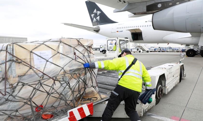 Vorfeldmitarbeiter beladen ein Flugzeug: Die Luftahrtbranche in Deutschland braucht Mitarbeitende aus dem Ausland.