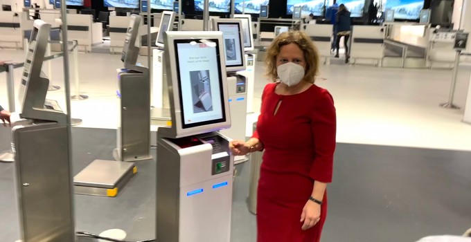 Stolz ist Flughafenchefin Aletta von Massenbach auf die Self-Check-in-Automaten. Das Gepäck können Reisende selbst aufgeben.