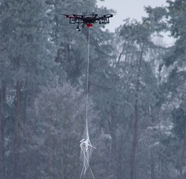 Drohne fängt Drohne per Netz: Tests von Flugsicherung und Bundeswehr.